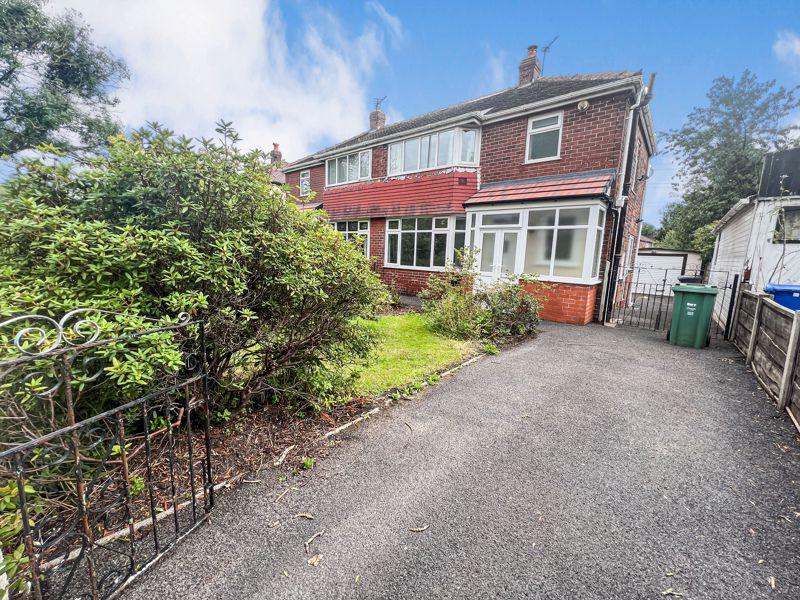 Thatch Leach Lane, Whitefield... 3 bed semidetached house £1,000 pcm