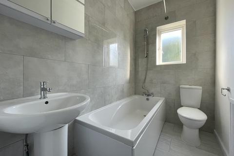 Flat 3, 15 Walters Road, London, SE25 6LF