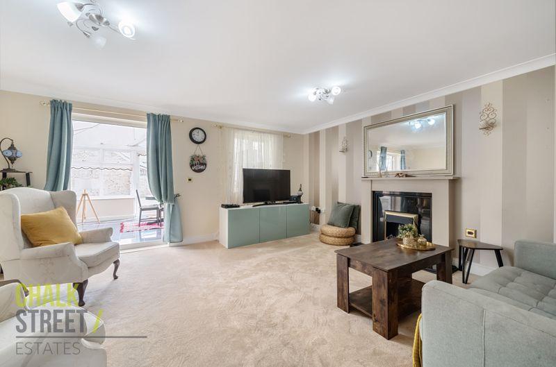 Tindall Mews, Hornchurch, RM12 3 bed semidetached house £450,000