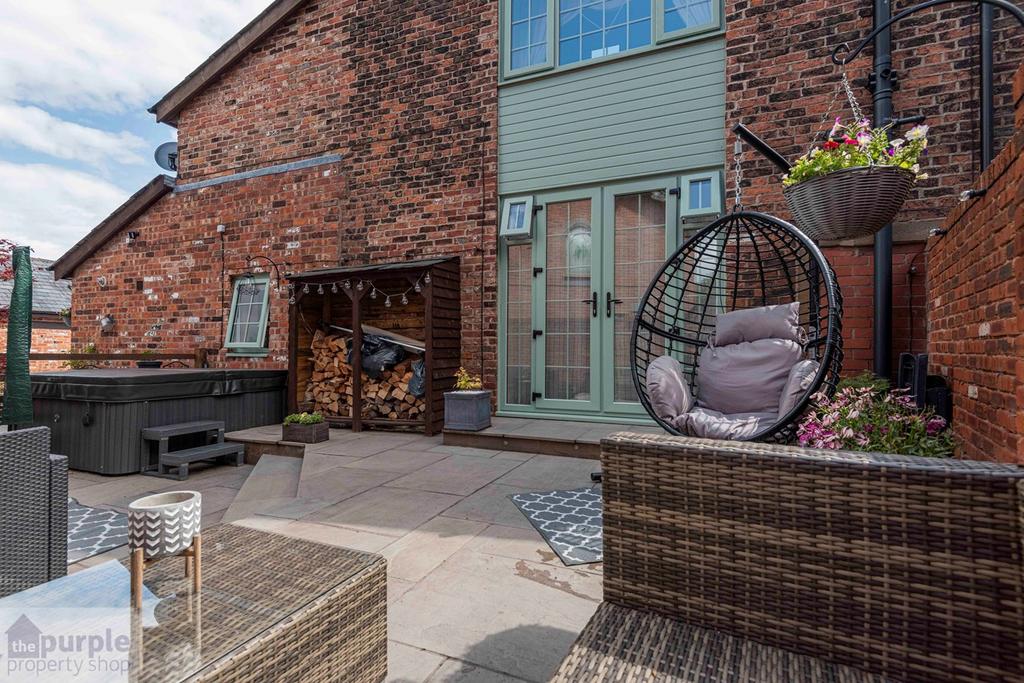 Chew Moor Lane, Westhoughton, Bolton, BL5 3 bed semidetached house for