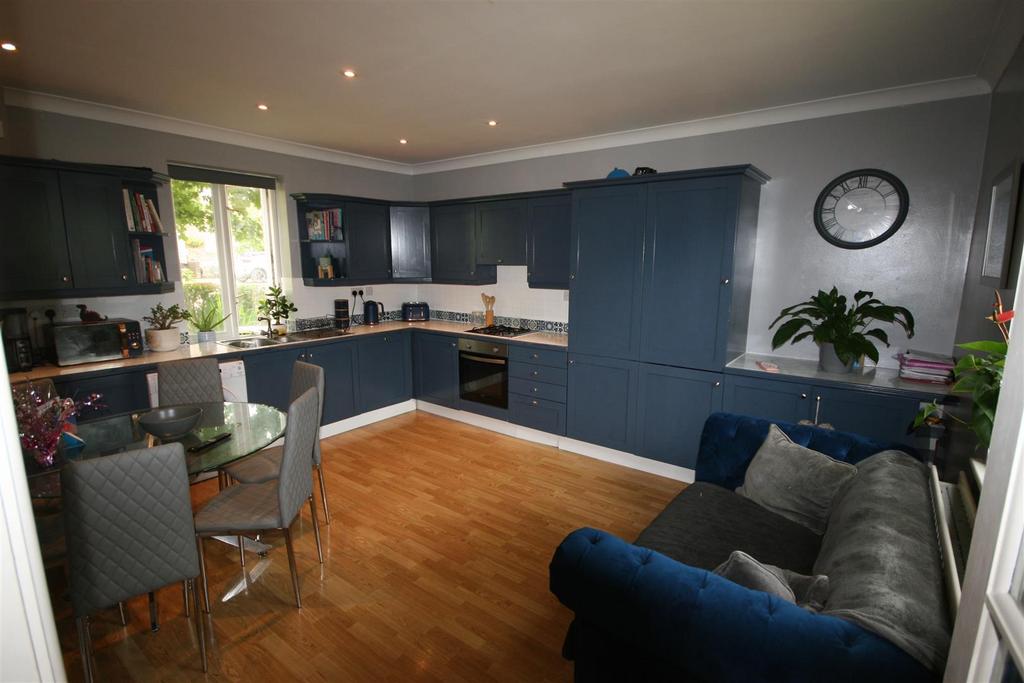 Fredrick Thatcher Place, Battle 3 bed house £1,400 pcm (£323 pw)