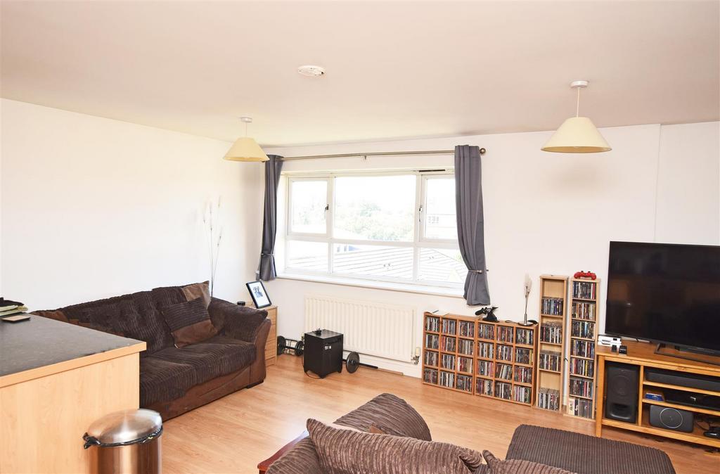 Chertsey Road, Feltham 1 bed flat £230,000