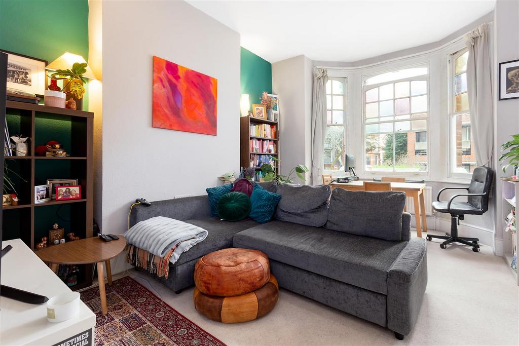 Mazenod Avenue, West Hampstead NW6 2 bed flat to rent £2,300 pcm (£