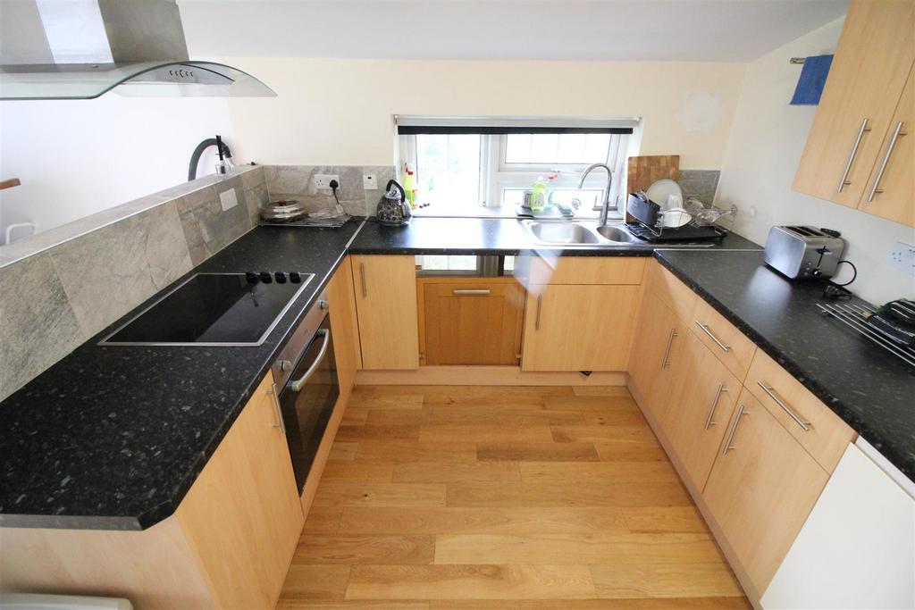 Chertsey Bridge Road Chertsey 1 Bed In A House Share £725 Pcm £167 Pw