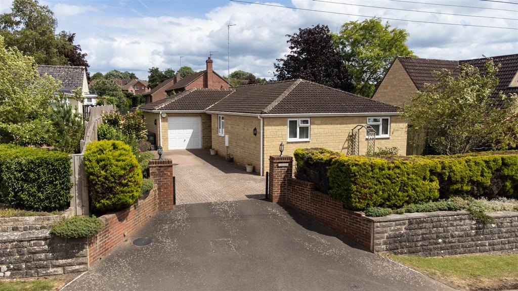 Tetbury Hill, Malmesbury 3 bed detached bungalow £585,000