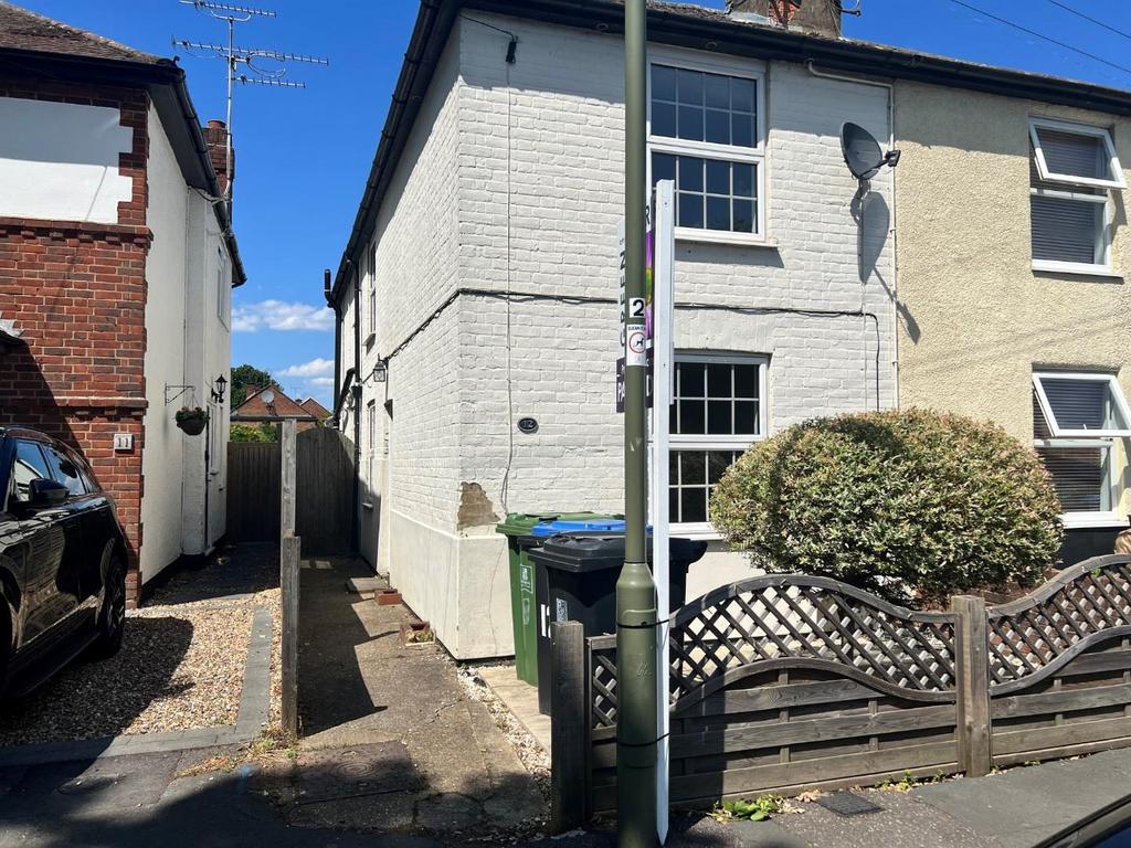 Kings Head Lane, West Byfleet KT14 3 bed semidetached house £2,000
