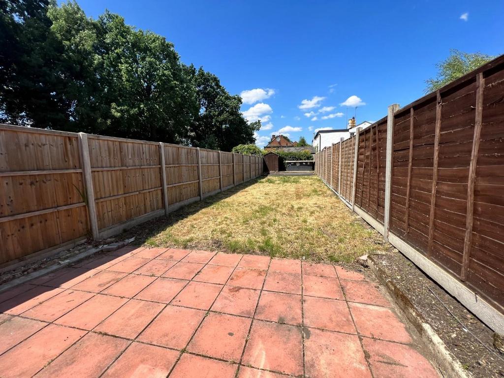 Kings Head Lane, West Byfleet KT14 3 bed semidetached house £2,000