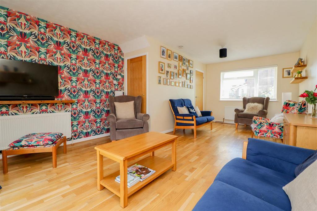 Amberley Road, Horsham 3 bed detached house for sale £485,000
