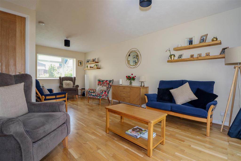 Amberley Road, Horsham 3 bed detached house for sale £485,000