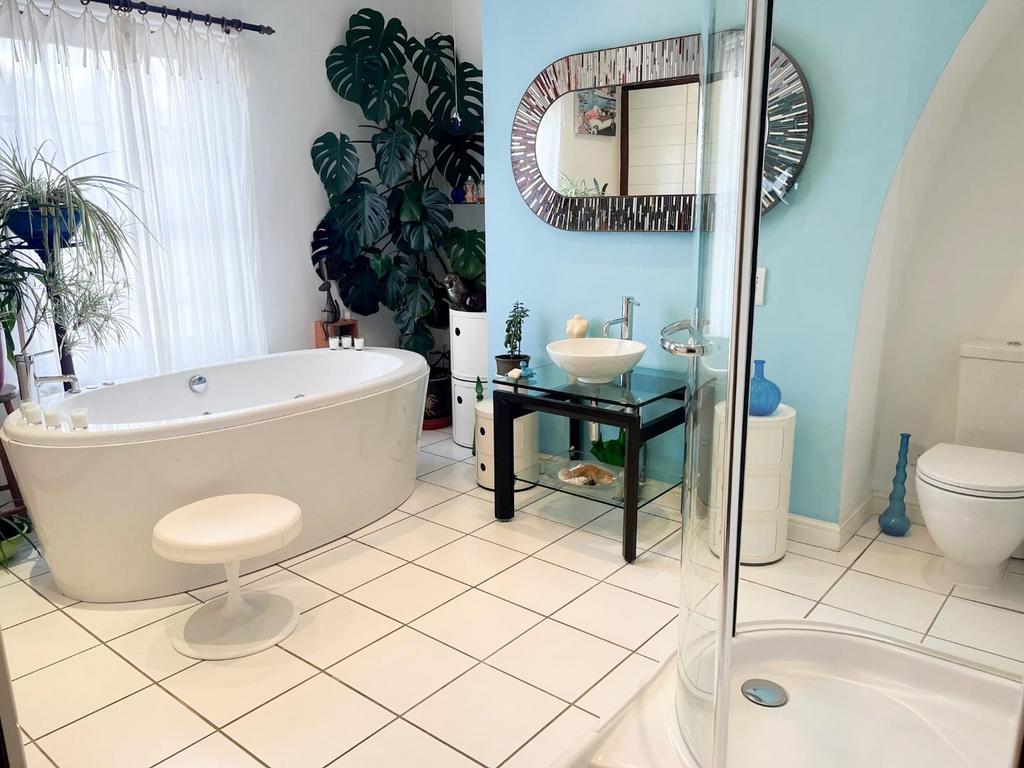 V bathroom-2.jpg
