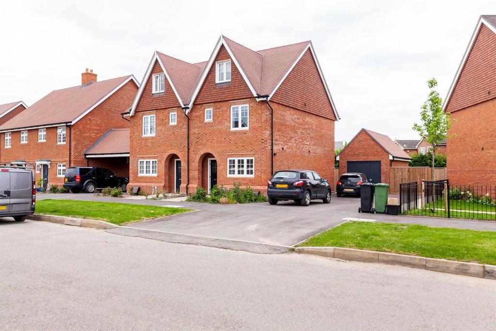 ber Street, Horley 3 bed house £2,000 pcm (£462 pw)