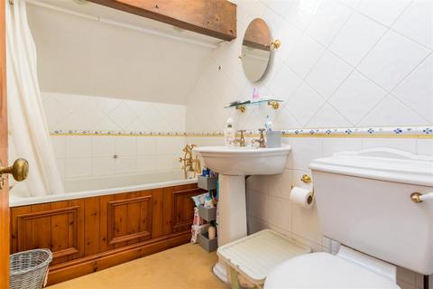 472 Harrogate Road, Leeds, LS17 6DN