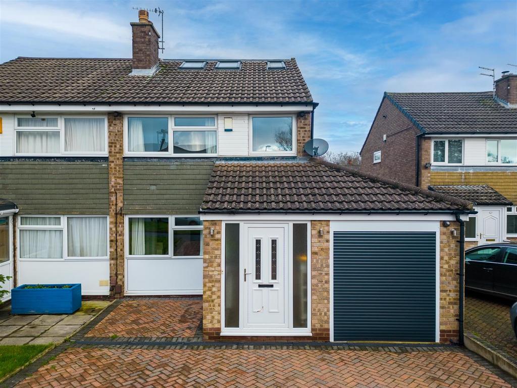 Sunningdale Walk, Leeds LS17 4 bed semidetached house £400,000