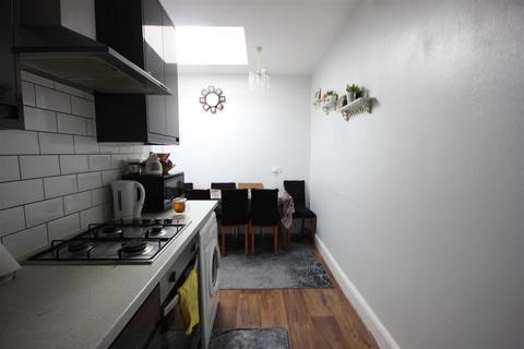 3 bedroom property for sale, Burnt Oak Broadway, Burnt Oak