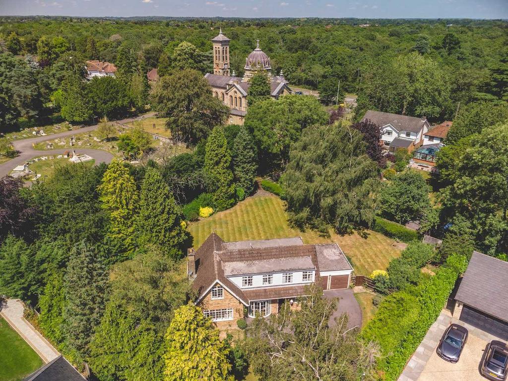 Manor Lane, Gerrards Cross SL9 4 bed detached house for sale £1,900,000
