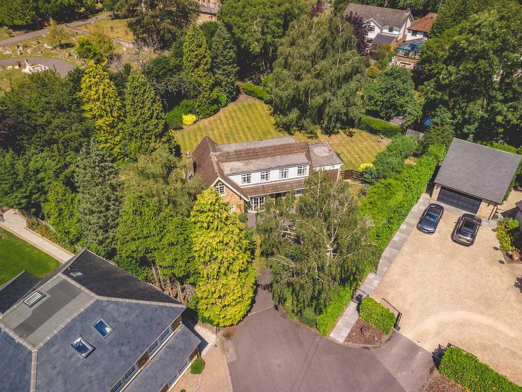 Manor Lane, Gerrards Cross SL9 4 bed detached house for sale £1,500,000