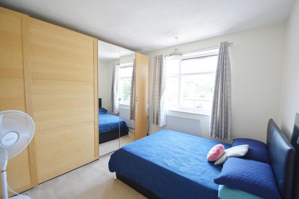 Wood End Avenue, Harrow, HA2 8NX 3 bed semidetached house for sale £