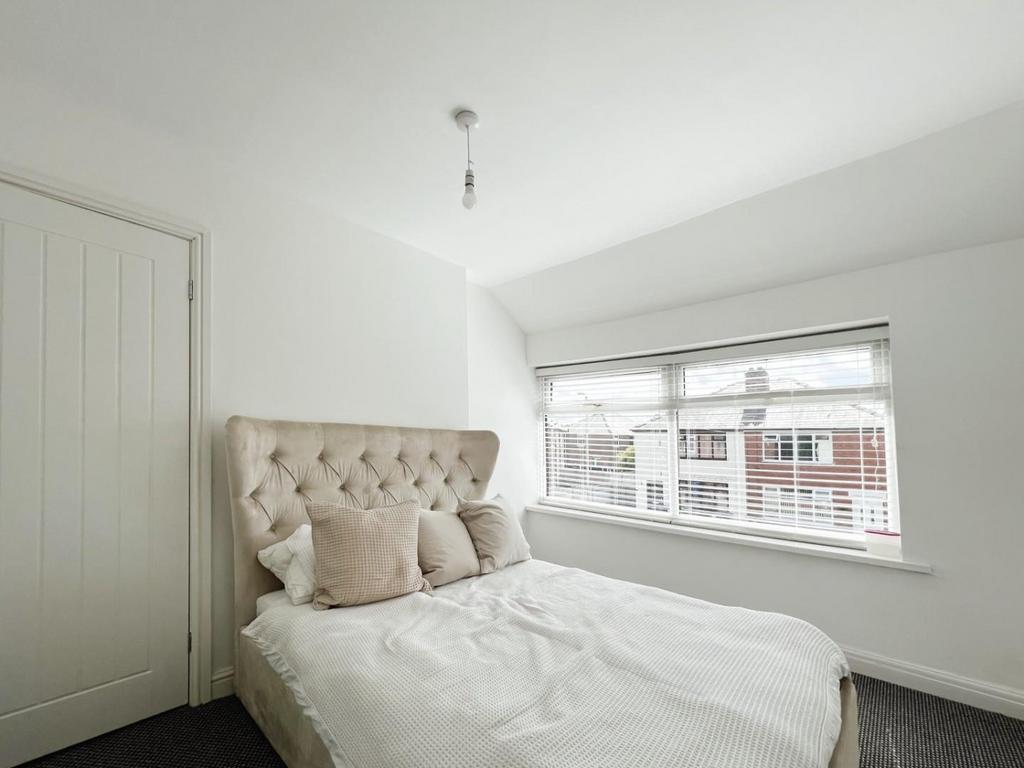 Ena Crescent, Leigh 3 bed semidetached house £795 pcm (£183 pw)