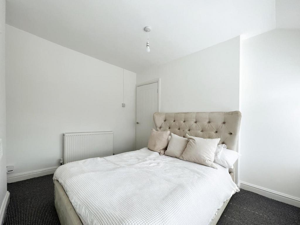 Ena Crescent, Leigh 3 bed semidetached house £795 pcm (£183 pw)