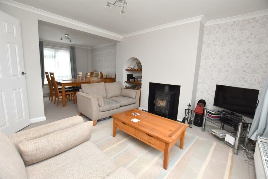 Marsh Crescent, New Romney, TN28 2 bed end of terrace house £1,250