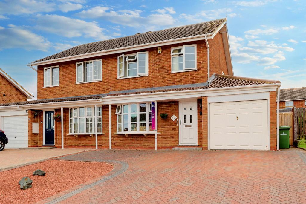 Scott Drive, Newport Pagnell 3 bed semidetached house for sale £350,000