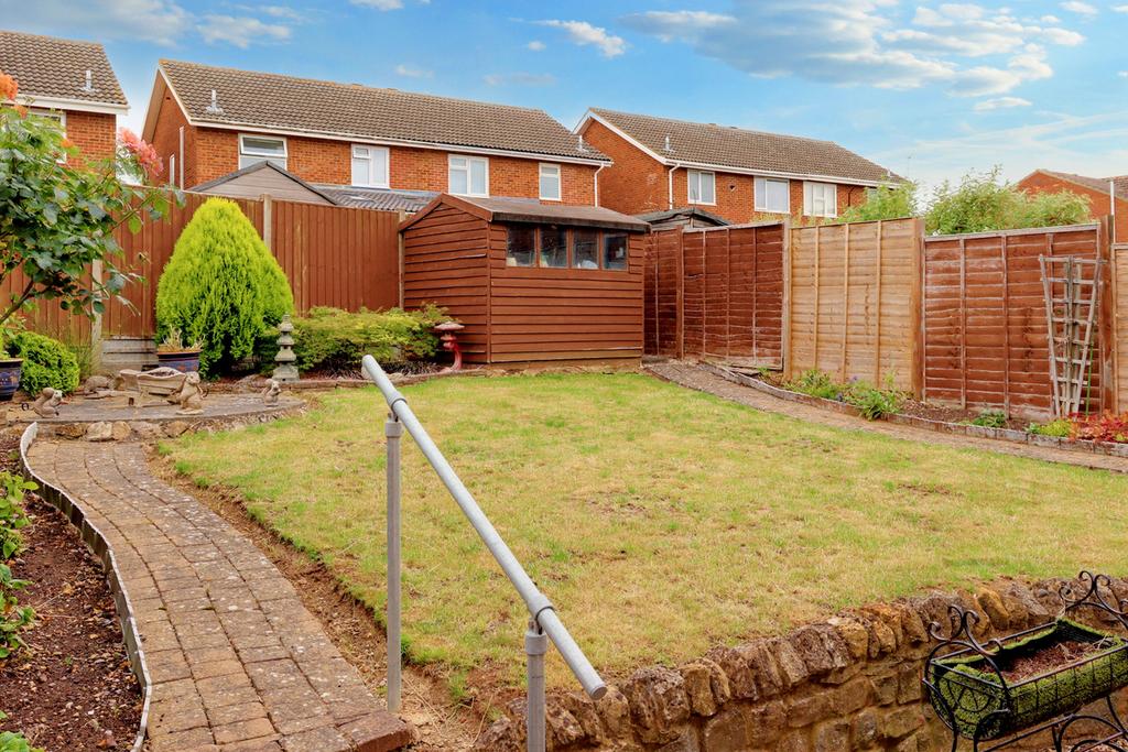 Scott Drive, Newport Pagnell 3 bed semidetached house for sale £350,000