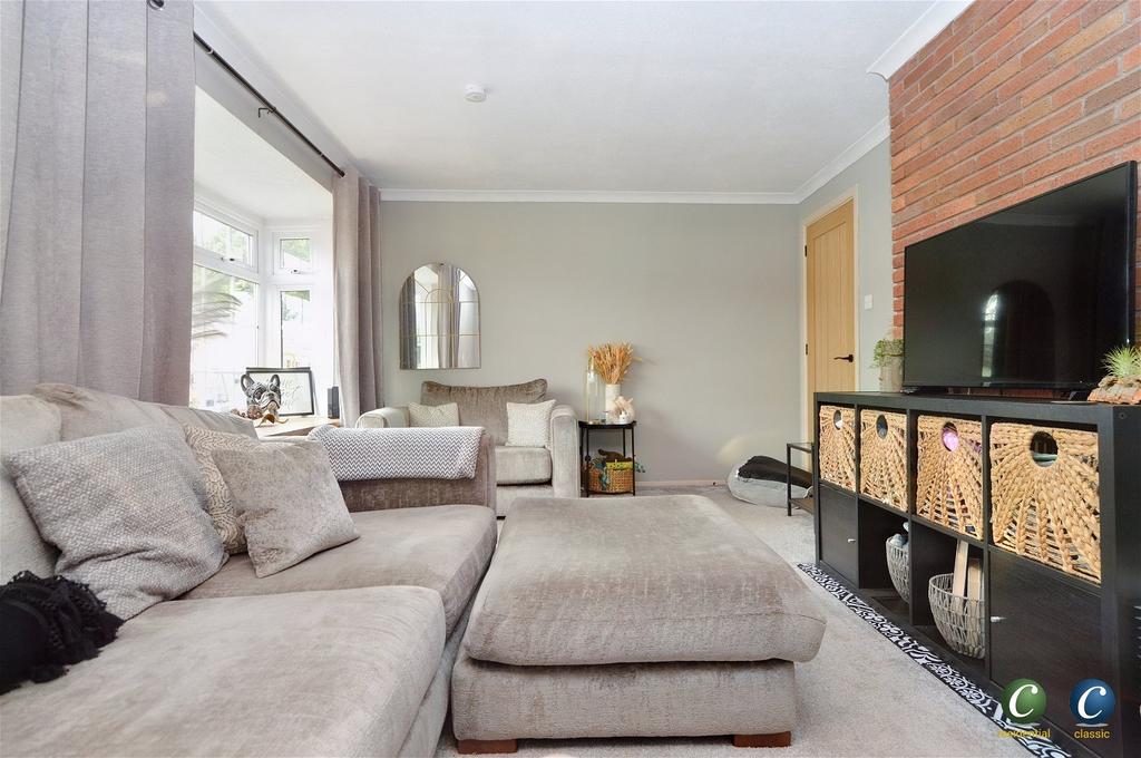 Horseshoe Drive, Etchinghill, Rugeley, WS15 2RF 4 bed detached house for sale £300,000
