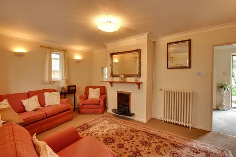 2 bedroom detached bungalow for sale - Penland Road, Haywards Heath, RH16