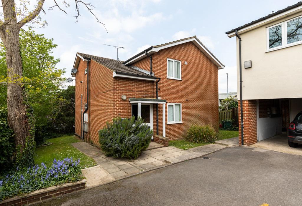 Elizabeth Court, Church Road, Buckhurst Hill, Essex 2 bed flat for sale