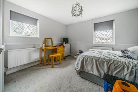 18 Carr Close, Aylesbury, HP19 9TP