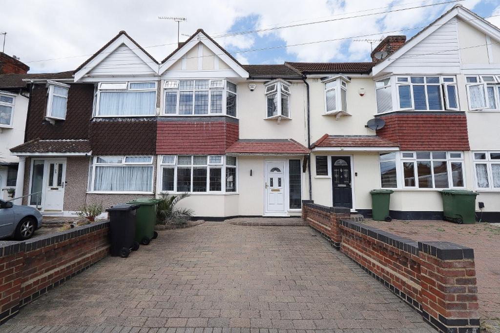 Ferndale Road, Collier Row, RM5 3 bed terraced house £1,900 pcm (£438 pw)