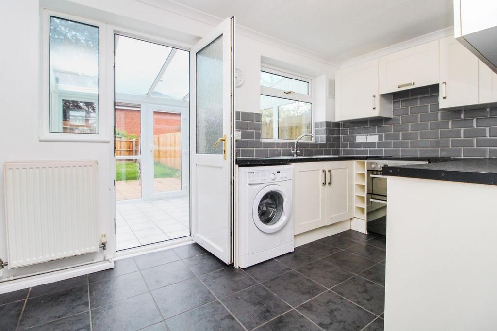 Northdale Close, Kempston, Bedford 2 bed end of terrace house £1,150 pcm (£265 pw)