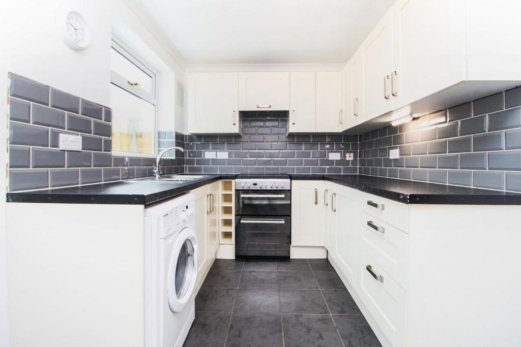 Northdale Close, Kempston, Bedford 2 bed end of terrace house £1,150 pcm (£265 pw)