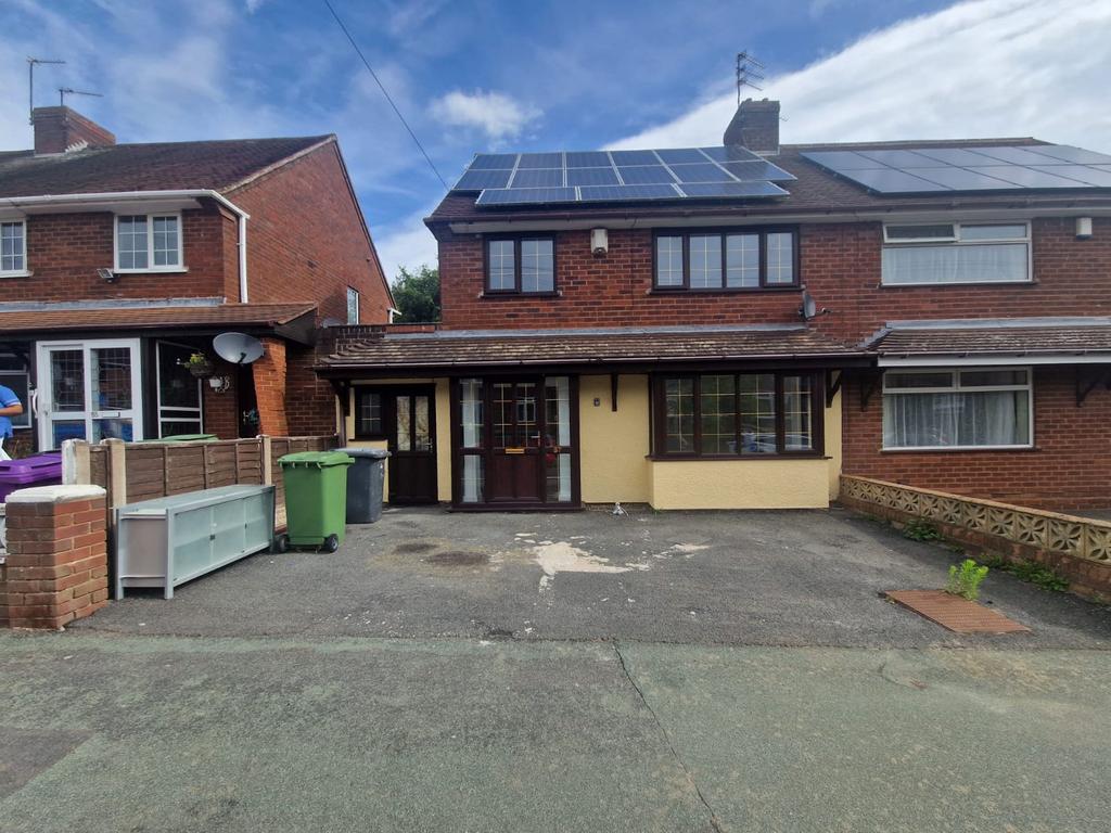 Phillips Avenue, Wolverhampton WV11 3 bed semidetached house £1,150