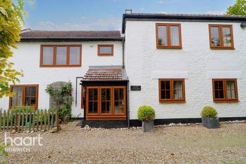 5 bedroom cottage for sale, Front Road, Great Yarmouth