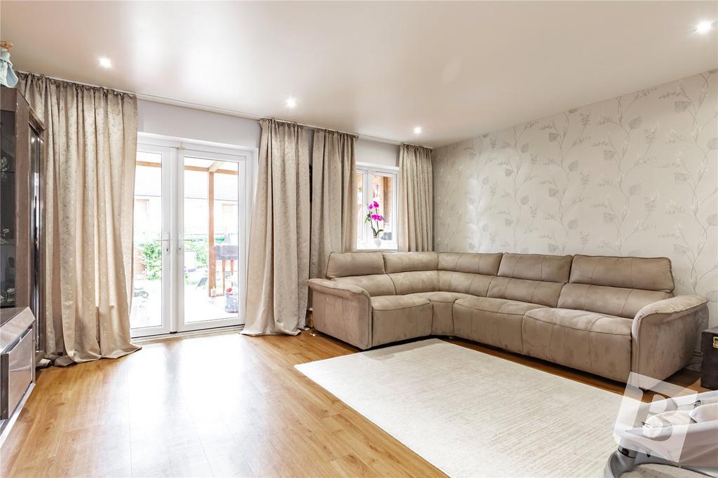 Nelson Road, Rainham, RM13 3 bed semidetached house £425,000