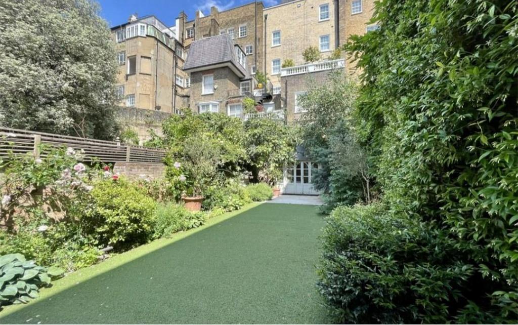 Cadogan Lane, London 4 bed terraced house £13,000 pcm (£3,000 pw)