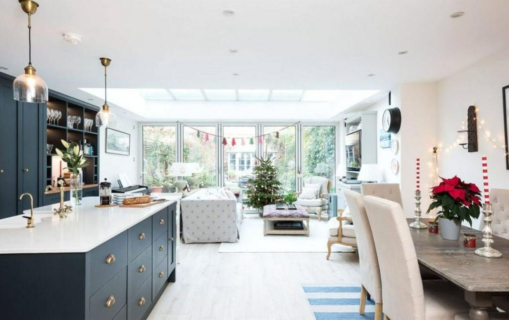 Cadogan Lane, London 4 bed terraced house £13,000 pcm (£3,000 pw)