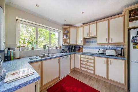 41 Manston Road, Guildford, GU4 7YE