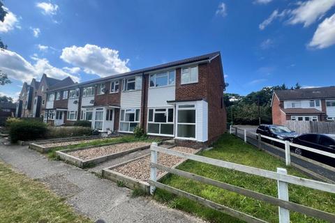 4 bedroom end of terrace house to rent, Camberley