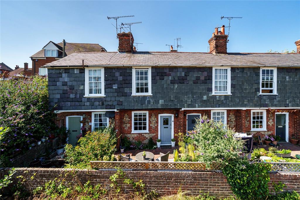 Mead Lane, Farnham, GU9 2 bed terraced house for sale £350,000