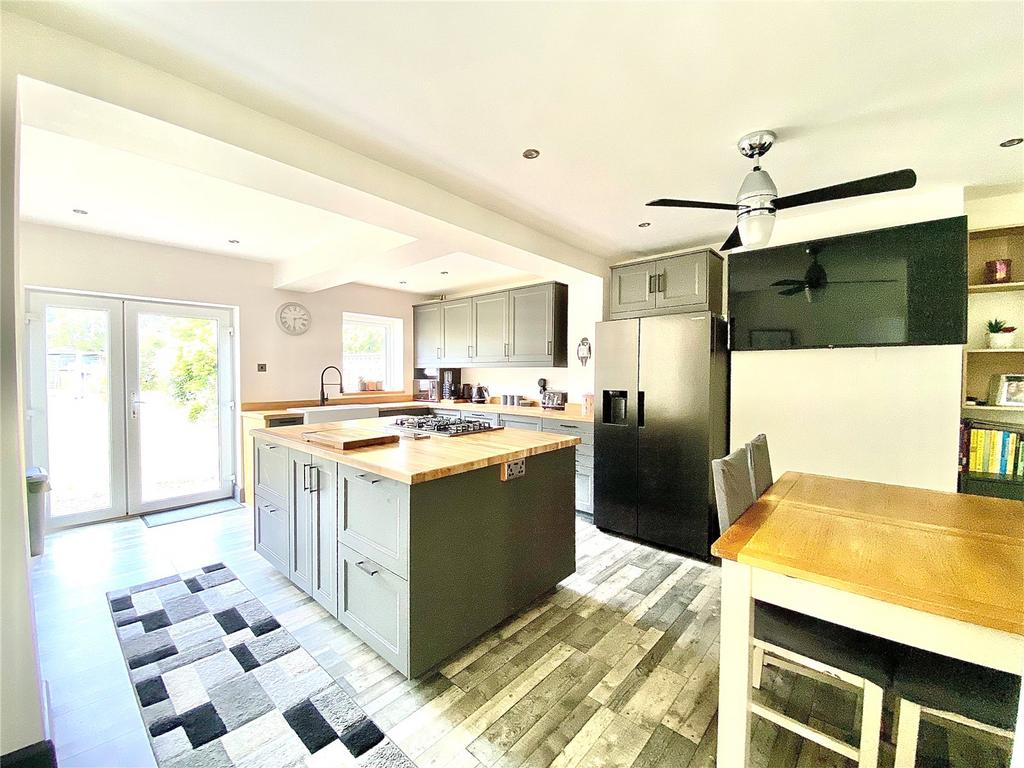 Budleigh Crescent, Welling, Kent, DA16 3 bed semidetached house £475,000