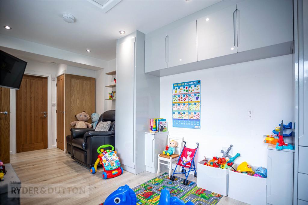 Bed 5/Play Room