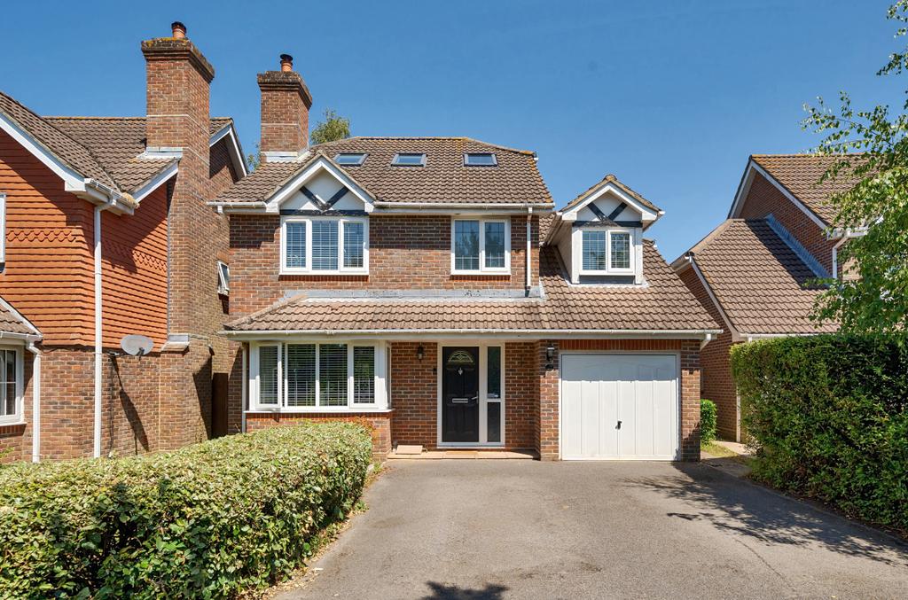 Courtenay Close, Titchfield Park... 6 bed detached house £580,000
