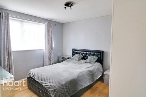 2 bedroom maisonette for sale, Chase Road, London