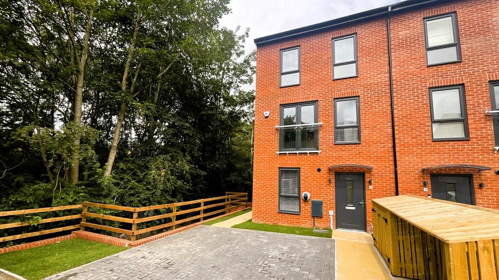 Copper Beech Court, Horsforth 2 bed townhouse to rent £1,100 pcm (£