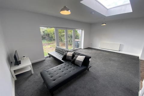 8 bedroom terraced house to rent, Abbey Road, Beeston, NG9 2QH
