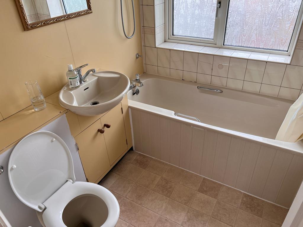 3 Bed Semi Detached House Cleveleys Avenue, Leicester, LE3 2GH. £