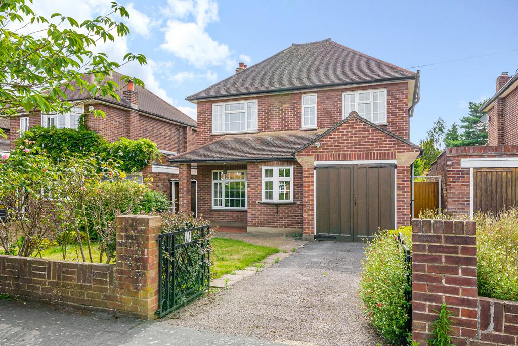 Southfields, East Molesey, KT8 3 bed detached house for sale £995,000