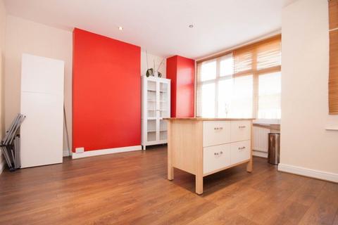 3 bedroom apartment to rent, Durnsford Road, London, SW19